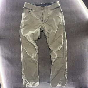 Kuhl Men's Olive Cargo Pants in Faded Green